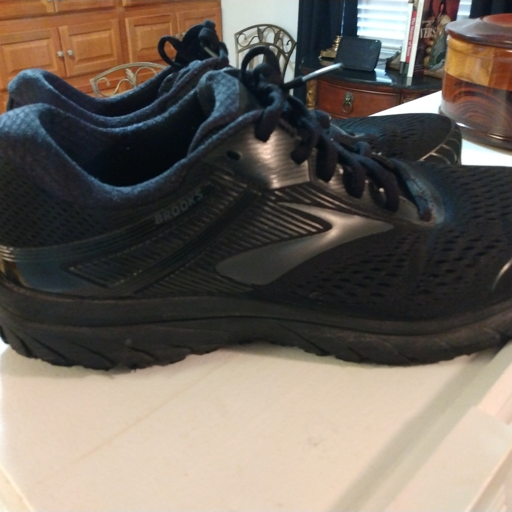 Brooks Men's Adrenaline GTS 18 shoes size 11 2E